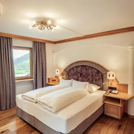 Neuhintertux Hotel 4*