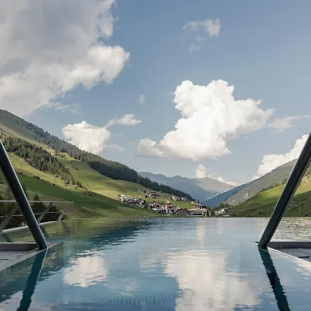 Szálloda Neuhintertux 4 Sterne Superior