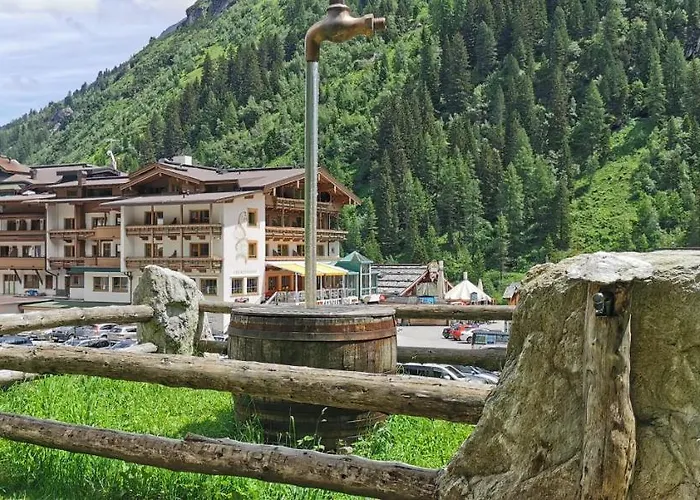 Neuhintertux 4 Sterne Superior Отель 4*