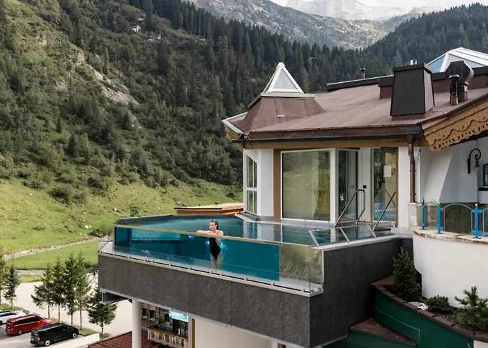 Neuhintertux 4 Sterne Superior Отель Тукс