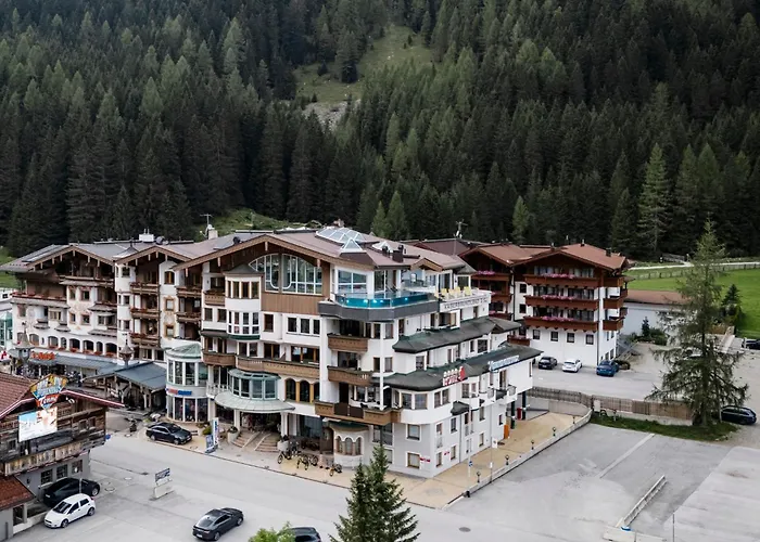 Отель Neuhintertux 4 Sterne Superior Тукс