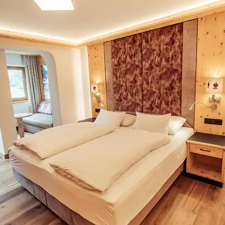 Neuhintertux فندق 4*