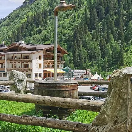 Neuhintertux Hotel 4*